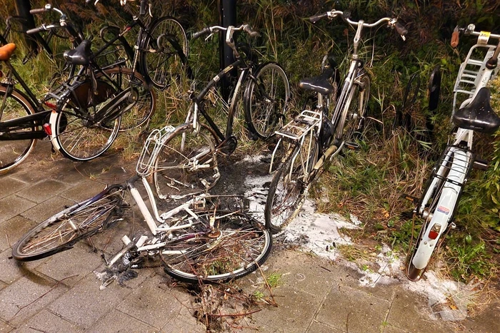 Drie fietsen in brand gestoken in fietsenstalling