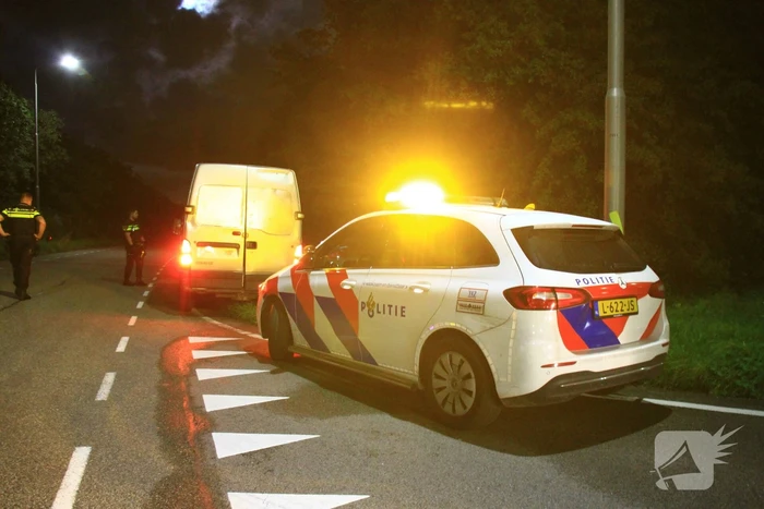 Bestuurder bestelbus slaat op de vlucht, politiehelikopter ingezet bij zoekactie