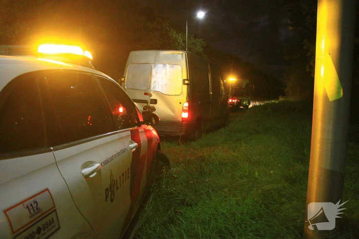 Bestuurder bestelbus slaat op de vlucht, politiehelikopter ingezet bij zoekactie