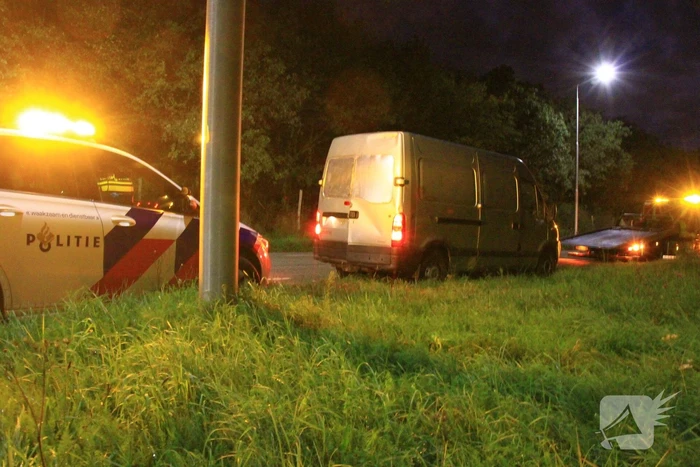 Bestuurder bestelbus slaat op de vlucht, politiehelikopter ingezet bij zoekactie