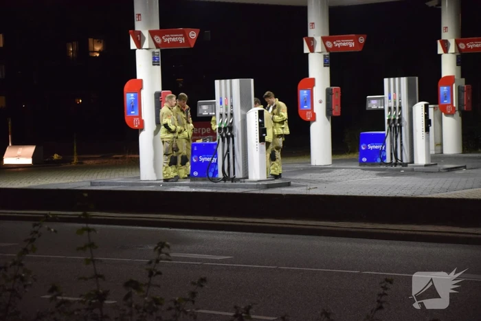 Brandweer onderzoek bij benzinestation naar brandlucht