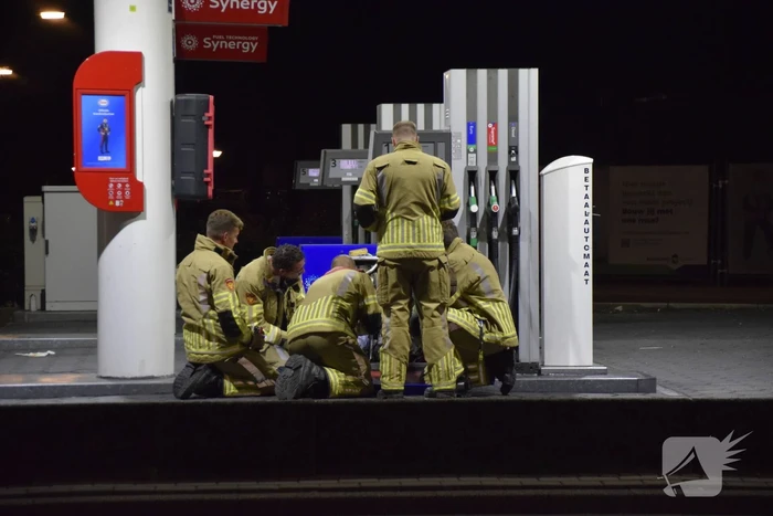 Brandweer onderzoek bij benzinestation naar brandlucht