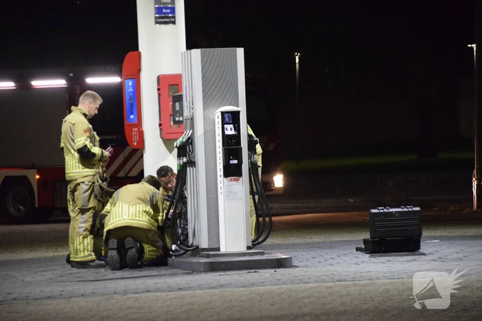 Brandweer onderzoek bij benzinestation naar brandlucht