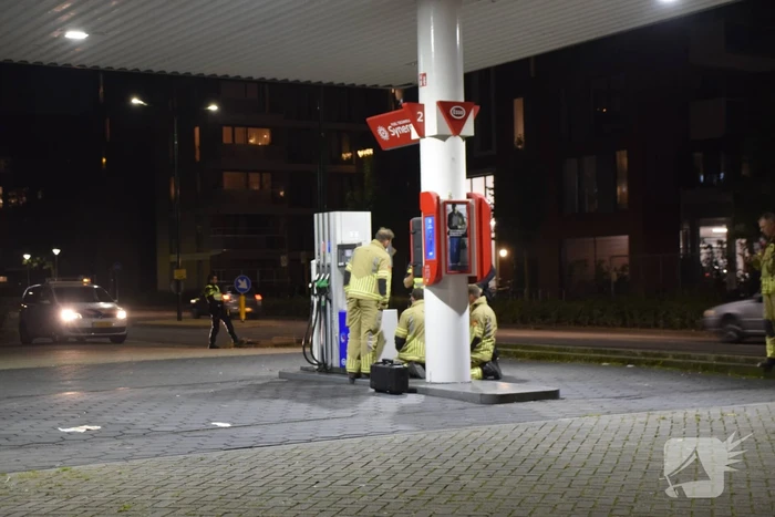 Brandweer onderzoek bij benzinestation naar brandlucht