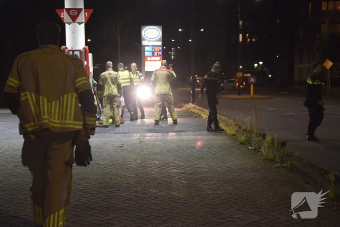 Brandweer onderzoek bij benzinestation naar brandlucht