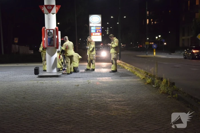 Brandweer onderzoek bij benzinestation naar brandlucht