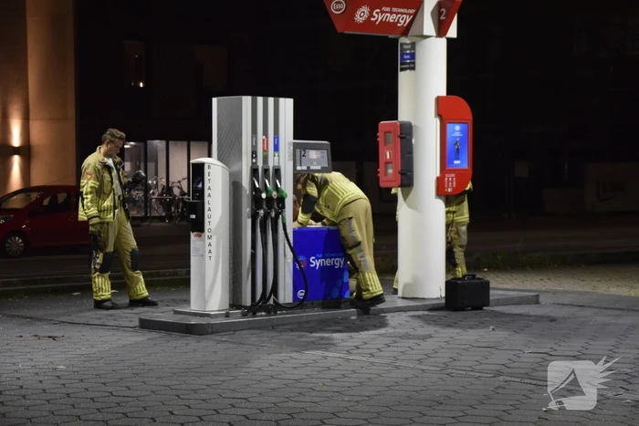 Brandweer onderzoek bij benzinestation naar brandlucht