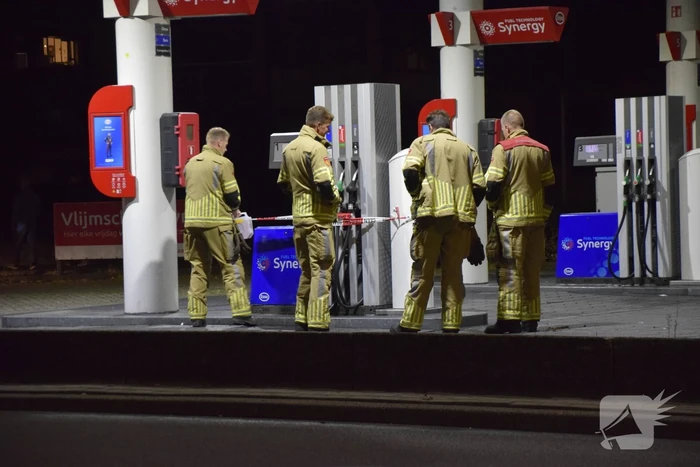Brandweer onderzoek bij benzinestation naar brandlucht