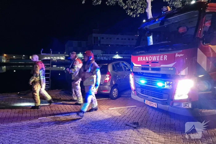 Geparkeerde auto verdwijnt onder water na botsing