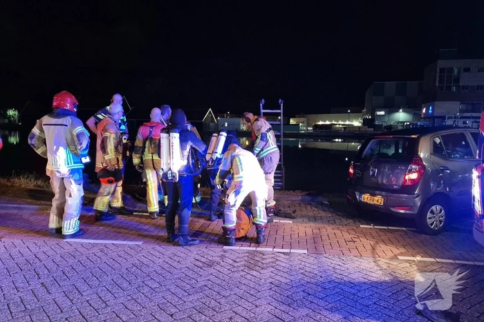 Geparkeerde auto verdwijnt onder water na botsing