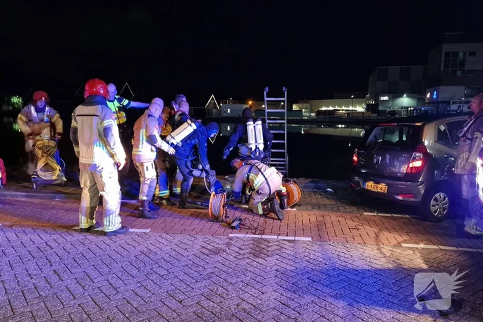 Geparkeerde auto verdwijnt onder water na botsing