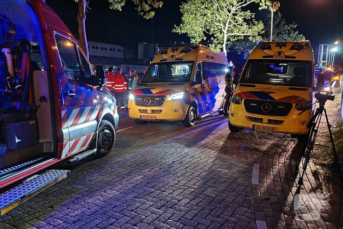 Geparkeerde auto verdwijnt onder water na botsing