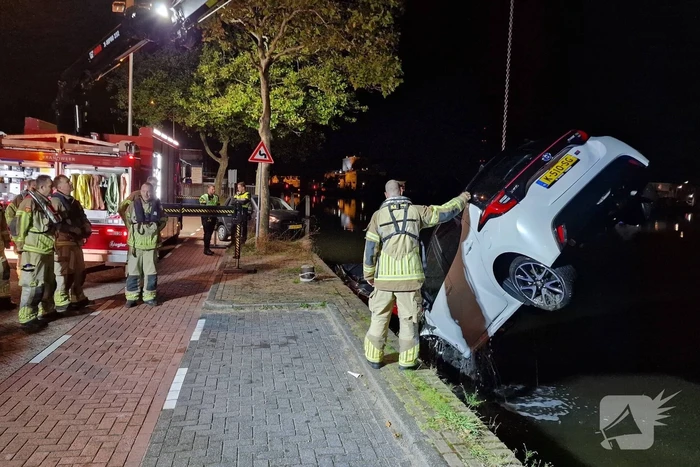 Geparkeerde auto verdwijnt onder water na botsing