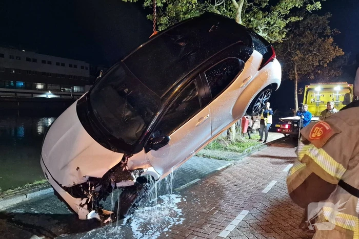 Geparkeerde auto verdwijnt onder water na botsing