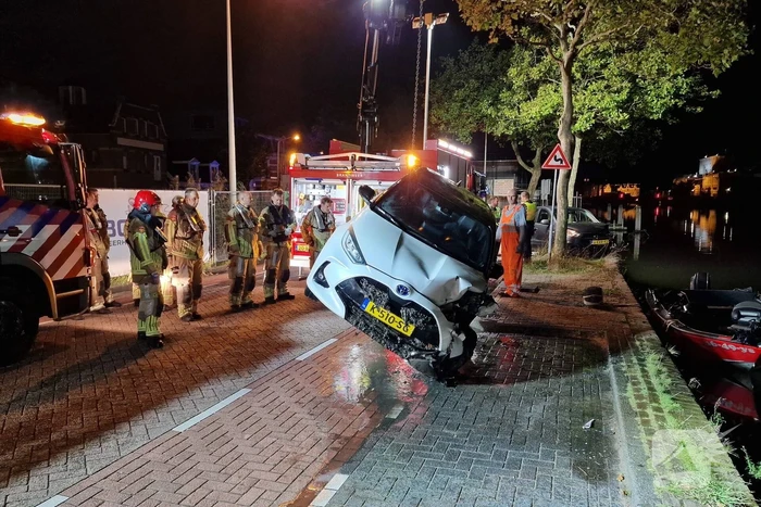 Geparkeerde auto verdwijnt onder water na botsing