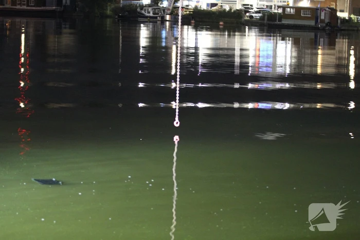 Geparkeerde auto verdwijnt onder water na botsing
