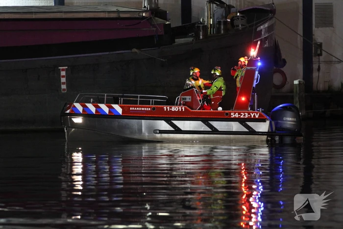 Geparkeerde auto verdwijnt onder water na botsing