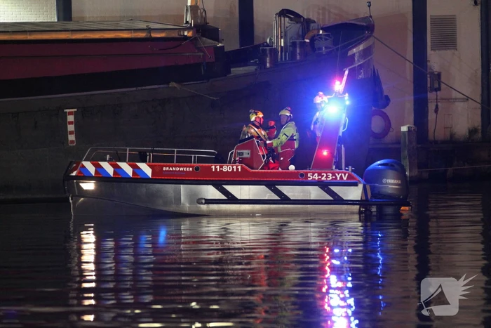 Geparkeerde auto verdwijnt onder water na botsing
