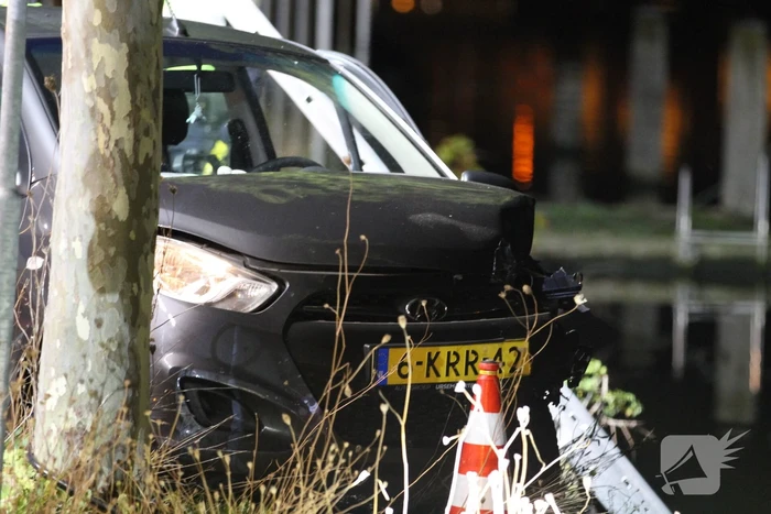 Geparkeerde auto verdwijnt onder water na botsing