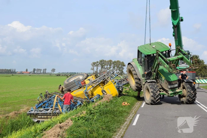 Aanhanger van tractor belandt in sloot