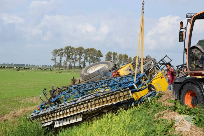 Aanhanger van tractor belandt in sloot