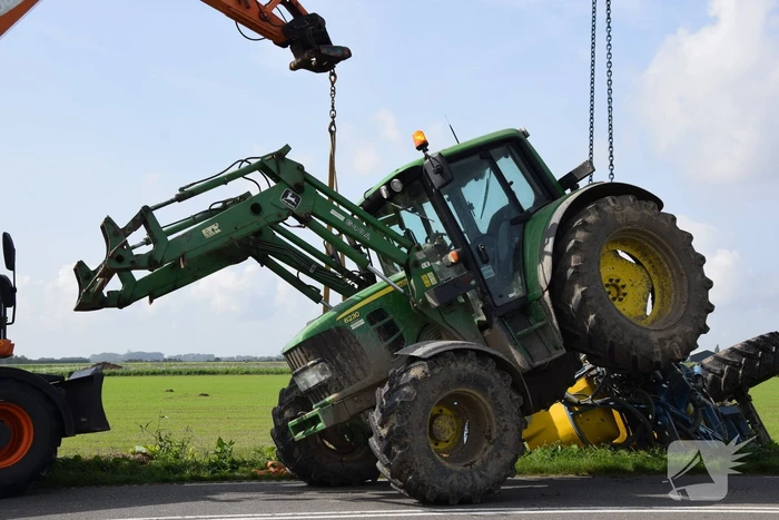 Aanhanger van tractor belandt in sloot