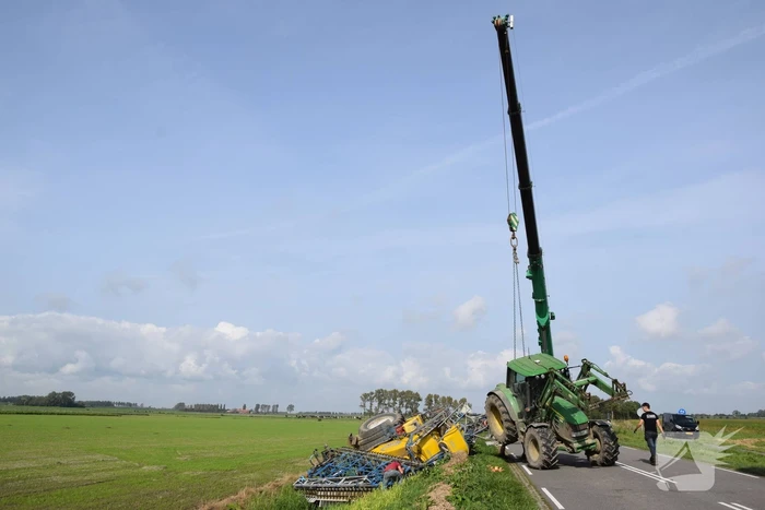 Aanhanger van tractor belandt in sloot