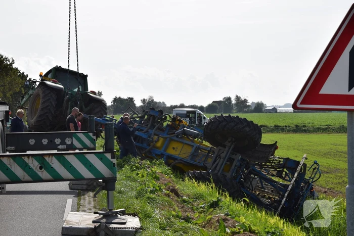 Aanhanger van tractor belandt in sloot
