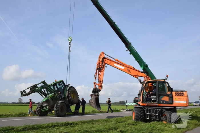 Aanhanger van tractor belandt in sloot