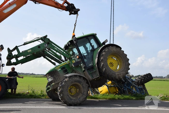 Aanhanger van tractor belandt in sloot