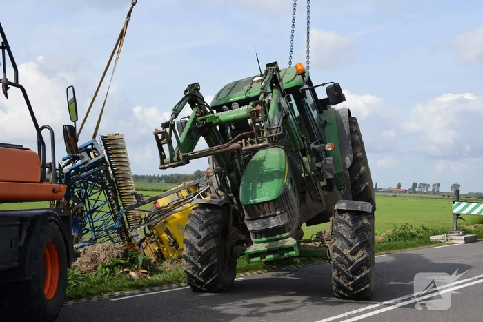 Aanhanger van tractor belandt in sloot