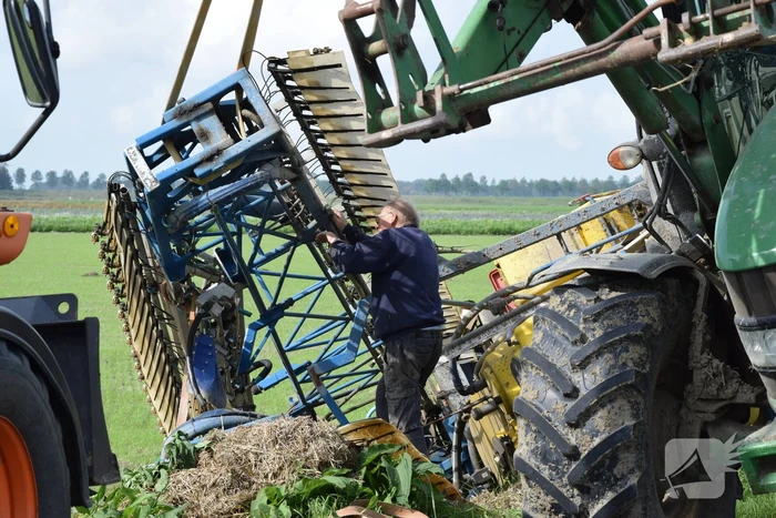 Aanhanger van tractor belandt in sloot