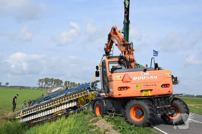 Aanhanger van tractor belandt in sloot