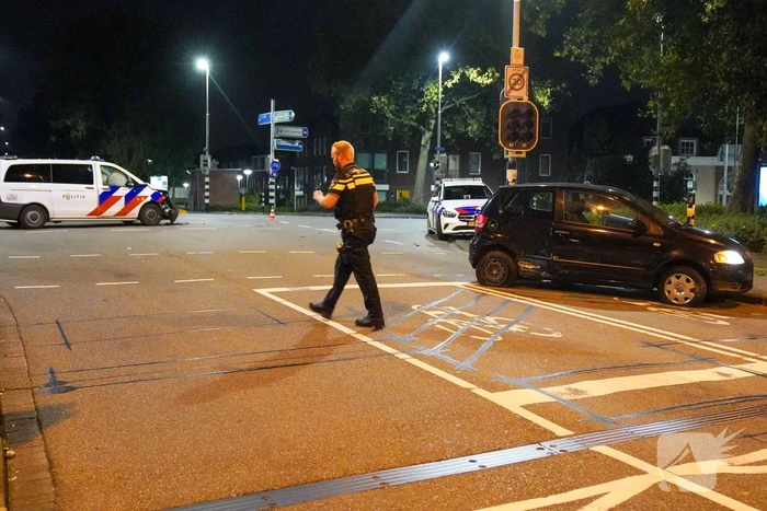 Auto wordt aangereden door politiebus