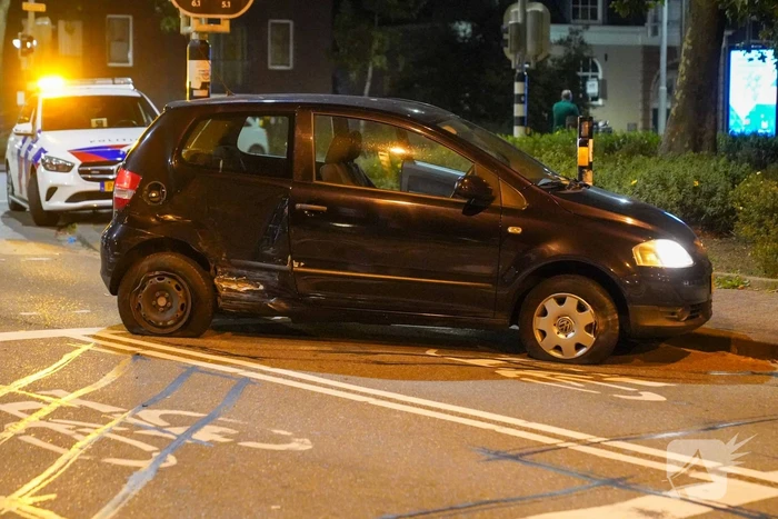 Auto wordt aangereden door politiebus