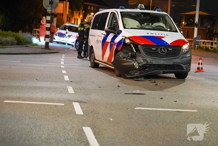 Auto wordt aangereden door politiebus