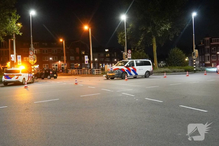 Auto wordt aangereden door politiebus