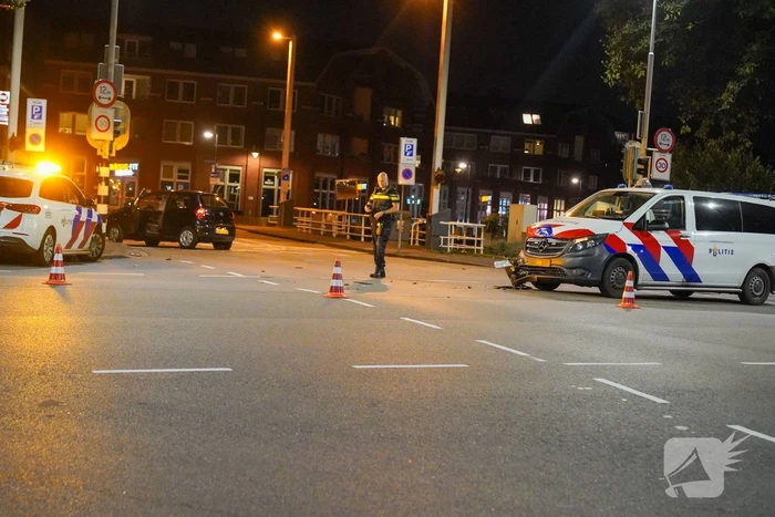 Auto wordt aangereden door politiebus