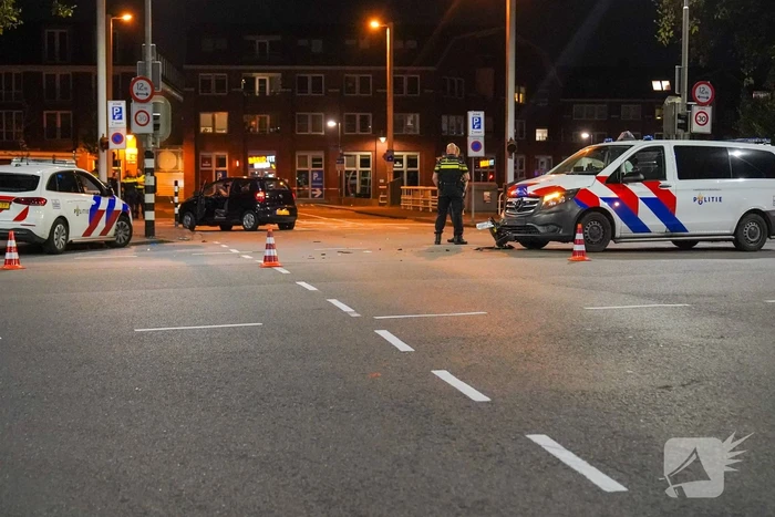 Auto wordt aangereden door politiebus