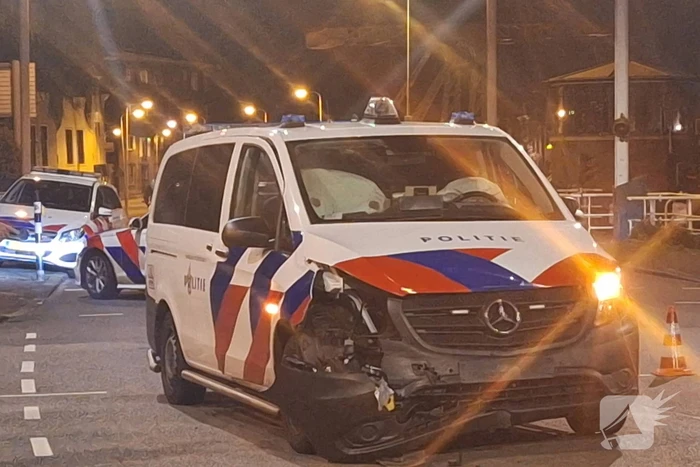 Auto wordt aangereden door politiebus