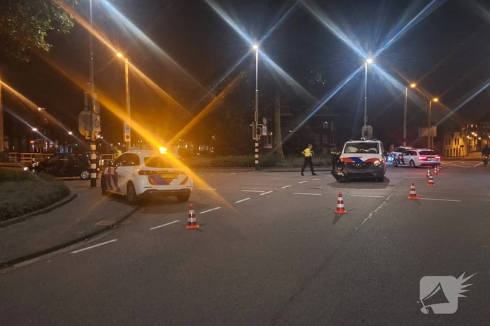 Auto wordt aangereden door politiebus