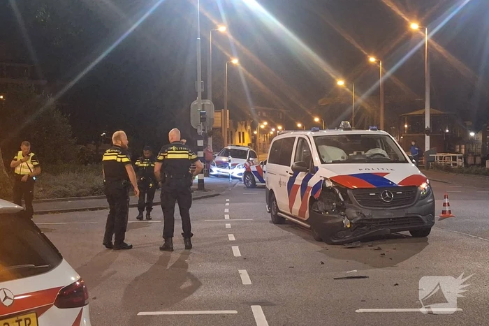 Auto wordt aangereden door politiebus