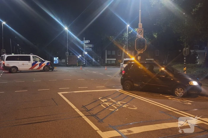 Auto wordt aangereden door politiebus