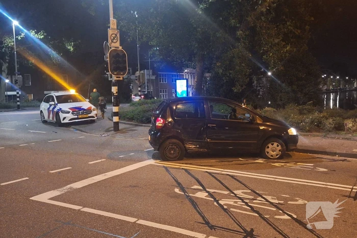 Auto wordt aangereden door politiebus