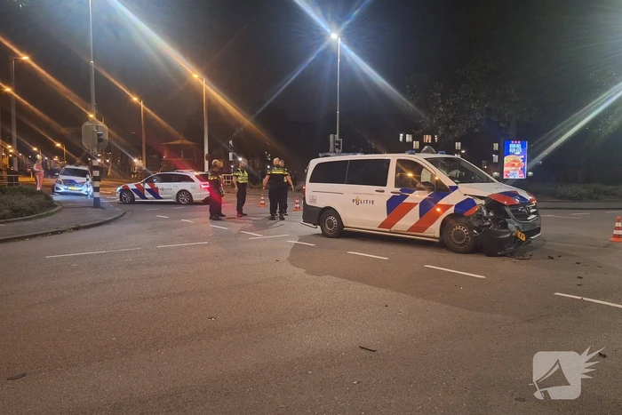 Auto wordt aangereden door politiebus