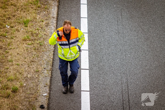 Bestuurder van bestelbus rijdt tegen boom