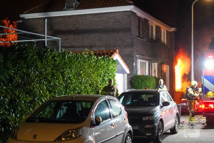 Dode en drie gewonden bij uitslaande brand