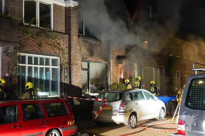Dode en drie gewonden bij uitslaande brand