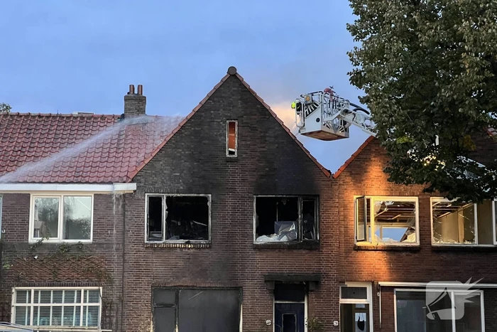 Dode en drie gewonden bij uitslaande brand
