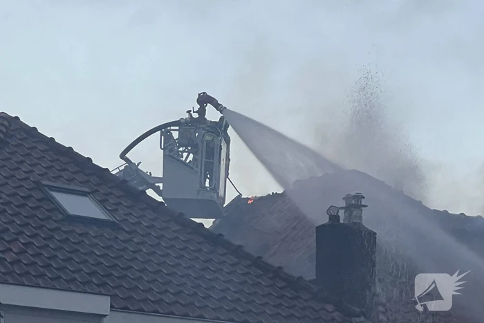 Dode en drie gewonden bij uitslaande brand